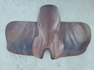 lot 62 image: Gold Medal Saddlery 22x42 inch English Saddle