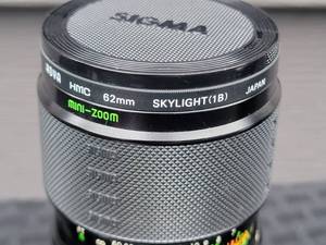 lot 32 image: Sigma Skylight 62mm Camera Lens with Accessories -