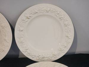lot 167 image: Vintage Wedgewood Queens Ware Plates - Patt. 2758 - (4)