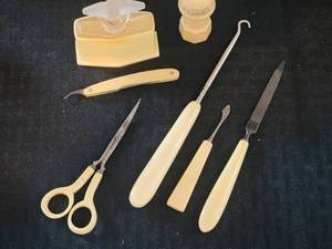 lot 123 image: Bakelite Vanity Set