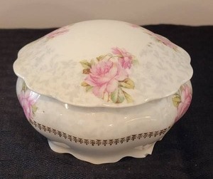lot 183 image: Lovely Vintage Austrian Limoges Pair