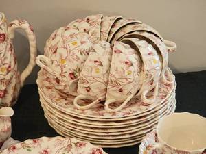 lot 55 image: Spode Rosebud Chintz Stunning Fine China Service