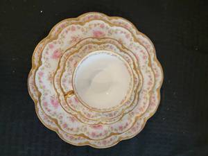 lot 91 image: Haviland Limoges China Service Pink Roses Gold Fluted Rims