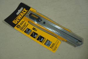 lot 31 image: DeWalt 25mm Snap-Off Blade Knife