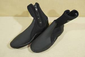 lot 216 image: Cressi Minorca 3mm Neoprene Adult Anti-Slip Sole Diving Boots -Size 7