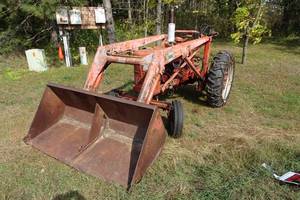 lot 1 image: 1952 International Farmall Model M Tractor with 8 Bucket