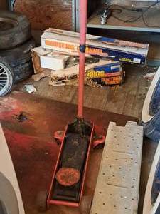 lot 840 image: Hydraulic Floor Jack