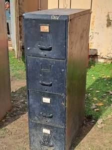 lot 890 image: Metal File Cabinet 4-drawer