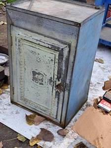lot 905 image: Metal Cabinet 1-door3-shelf