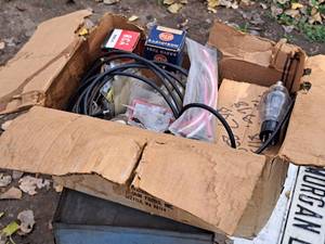 lot 906 image: Lot of (1 Box) Vintage Radio Tubes and Accessories