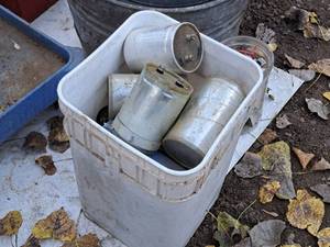 lot 910 image: Lot of (1 Bucket) Assorted Capacitors