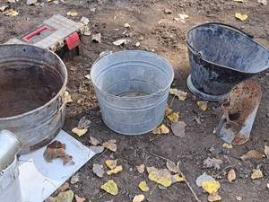 lot 912 image: Lot of (4) Vintage Metal Pails