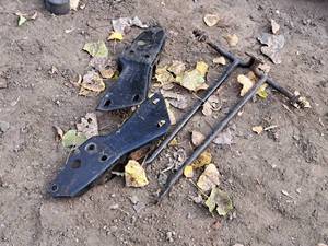 lot 972 image: Lot of (4) 1988-2000 Chevrolet Pickup Rear Mounting Brackets