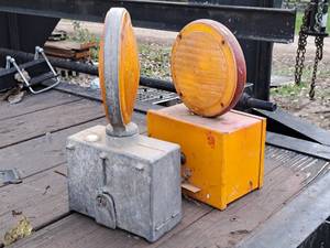 lot 978 image: Lot of (2) Caution Light Fixtures