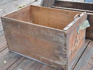 lot 987 image: A1 Brand Wooden Box
