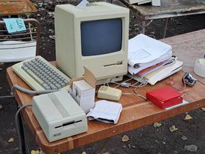 lot 186 image: Vintage Apple Micro MAC Personal Computer M0001W 512K - Monitor, Keyboard, Disk Drive, Mouse, Cords and Documentation