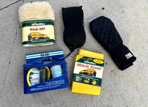 lot 47 image: Auto AC Recharge Kit & Auto Items