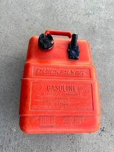 lot 65 image: Boat Motor Gas Tank 6.6 Gallon