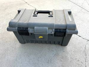 lot 69 image: Tool Box Full of Paint Supplies