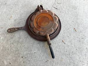 lot 119 image: Antique Alfred Andresen Heart Shaped Waffle Iron On Griswold No 8 Base