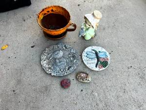 lot 148 image: YardGarden Decor