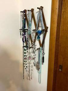 lot 177 image: Jewelry & Rack