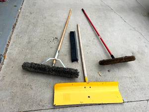 lot 246 image: Snow Push Shovel & Brooms