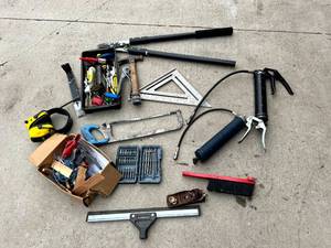 lot 253 image: Grease Guns & Tools