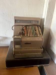 lot 261 image: Vintage National Cash Register