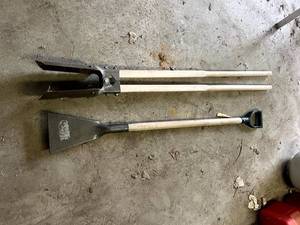 lot 280 image: Post Hole Digger & Scraper