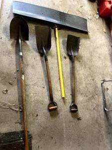 lot 281 image: Shovels