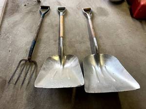 lot 283 image: Shovels & Fork