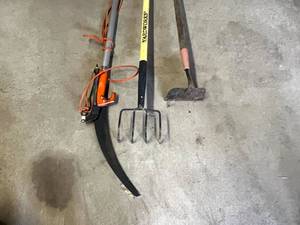 lot 285 image: Long Handle Yard Tools
