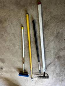 lot 293 image: Long Handle Tools