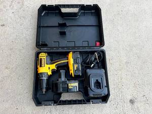lot 304 image: DeWalt 18V Drill Kit