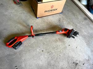 lot 322 image: Black & Decker 18V Yard Tool