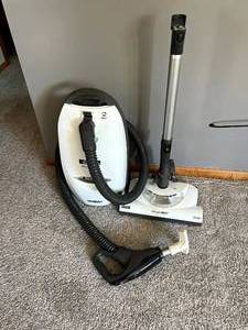 lot 324 image: Kenmore Progressive Vacuum