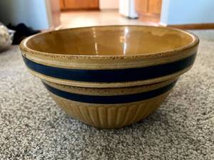 lot 336 image: Vintage Pottery