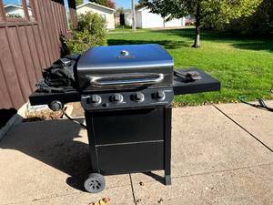 lot 352 image: Char-Broil Grill with Full Propane Tank