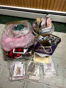 lot 373 image: Craft Supplies & Greeting Cards