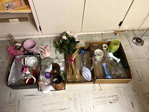 lot 375 image: Vases & Glassware