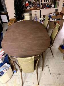 lot 376 image: Table with Leaf & 4 Chairs