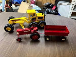 lot 377 image: Tonka Blade & Farmall Tractor & Trailer
