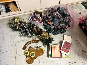 lot 386 image: Holiday Items & Gift Cards