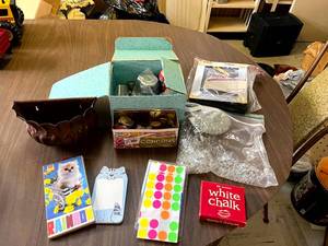 lot 388 image: Buttons & Misc