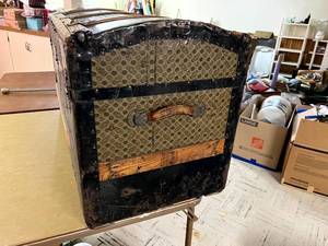 lot 394 image: Chest