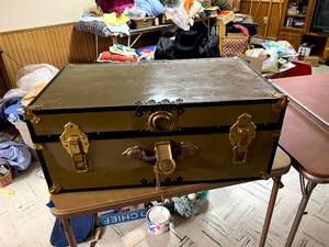 lot 395 image: Chest