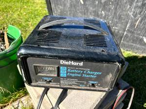 lot 423 image: Die Hard Battery Charger