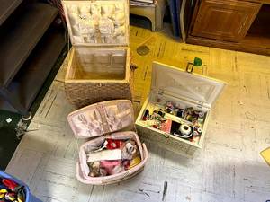 lot 430 image: Sewing Supplies