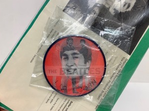 lot 44 image: Original 1964 Vari Vue Flicker Pinback I love John and The Beatles Button